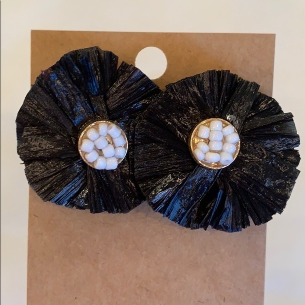 💐5/25 black raffia white seed bead flower